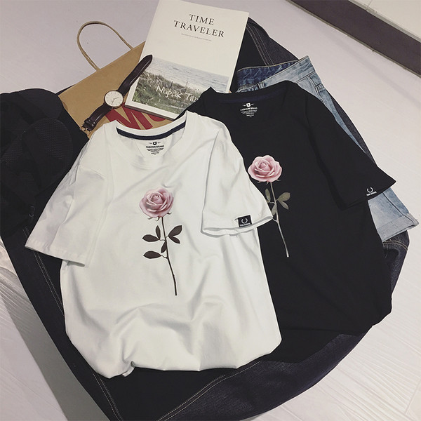 περιστασιακό πουκάμισο των ανδρών με ένα τριαντάφυλλο σε μαύρο και άσπρο