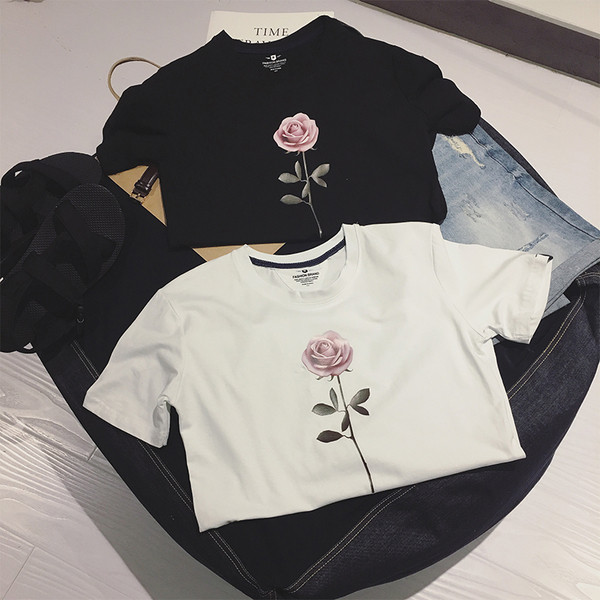 περιστασιακό πουκάμισο των ανδρών με ένα τριαντάφυλλο σε μαύρο και άσπρο