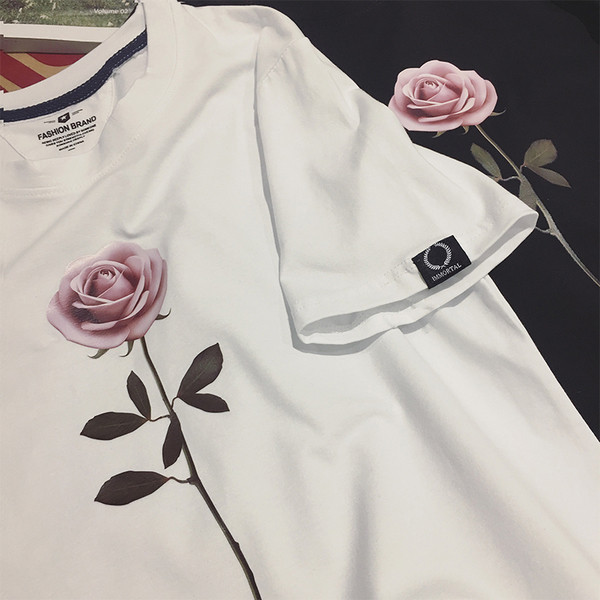 περιστασιακό πουκάμισο των ανδρών με ένα τριαντάφυλλο σε μαύρο και άσπρο