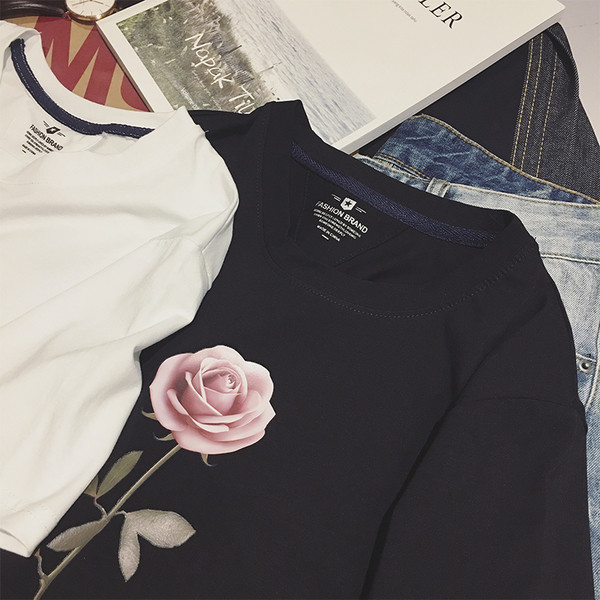 περιστασιακό πουκάμισο των ανδρών με ένα τριαντάφυλλο σε μαύρο και άσπρο