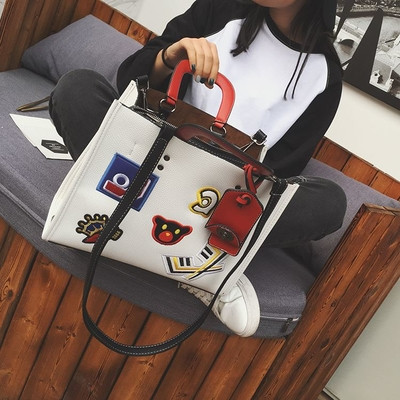 Стилна голяма дамска чанта в бял и черен цвят, с бродирана декорация