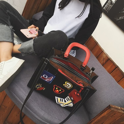 Стилна голяма дамска чанта в бял и черен цвят, с бродирана декорация