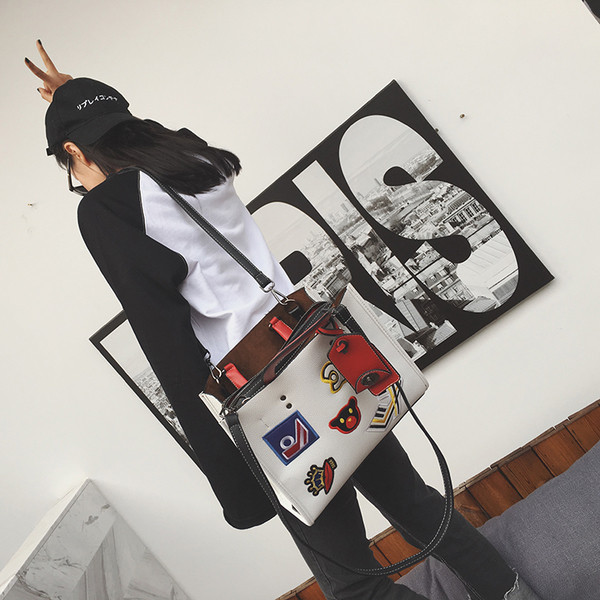 Стилна голяма дамска чанта в бял и черен цвят, с бродирана декорация