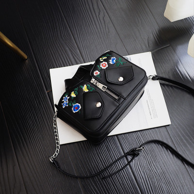 Стилна дамска чанта във формата на яке в черен и розов цвят с бродирана декорация на цветя