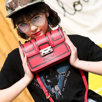 Мини дамска кожена чанта в черен и червен цвят