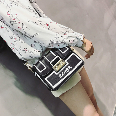 Мини дамска кожена чанта в черен и червен цвят