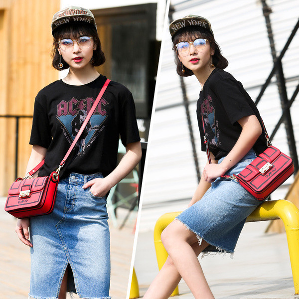 Мини дамска кожена чанта в черен и червен цвят