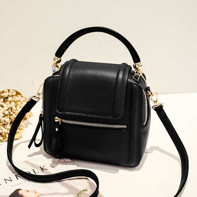 Мини дамска чанта, много стилна, в бордо и черен цвят с две дръжки