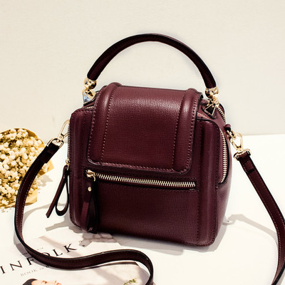 Мини дамска чанта, много стилна, в бордо и черен цвят с две дръжки