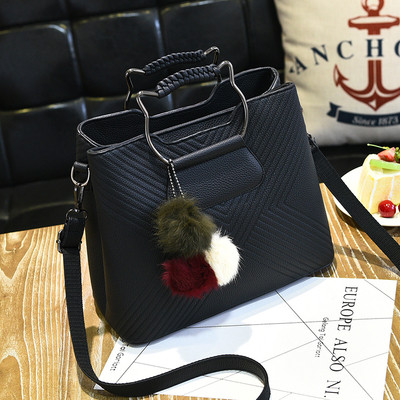Стилна дамска чанта с две дръжки и в няколко цвята с пуче