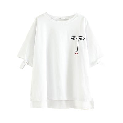 Ασυνήθιστη βαμβακερό μπλουζάκι με ασύμμετρο μήκος και σκισμένα μανίκια