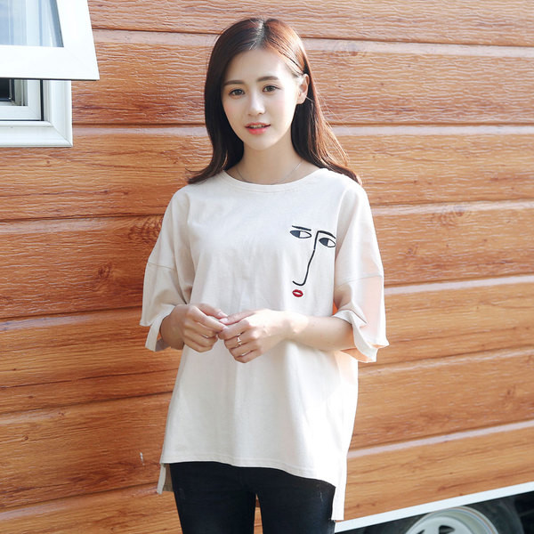 Ασυνήθιστη βαμβακερό μπλουζάκι με ασύμμετρο μήκος και σκισμένα μανίκια