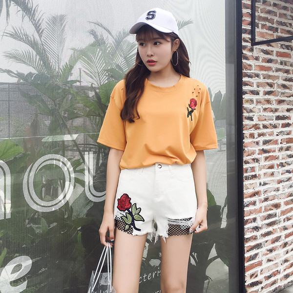 Σύγχρονη σορτς σε λευκό των ματιών και κέντημα τριαντάφυλλο, με υψηλή μέση