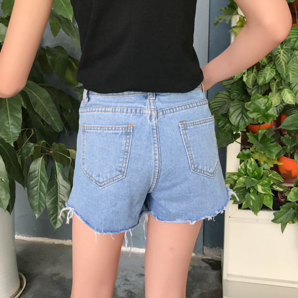 σορτς σύγχρονες γυναίκες με κέντημα λουλούδια σε φωτεινά χρώματα