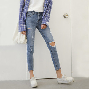 Κομψά γυναικεία τζιν λεπτού τύπου, σχισμένα σε ανοιχτόχρωμο χρώμα