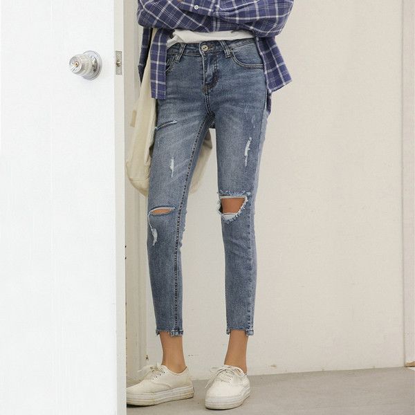 Κομψά γυναικεία τζιν λεπτού τύπου, σχισμένα σε ανοιχτόχρωμο χρώμα