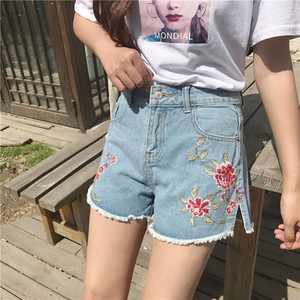 Σύντομο σύγχρονο κυρίες παντελόνι με υψηλή μέση και κεντημένα λουλούδια