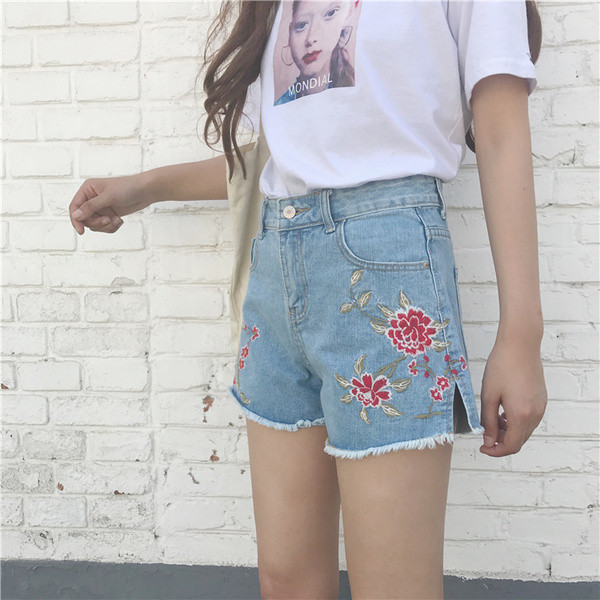 Σύντομο σύγχρονο κυρίες παντελόνι με υψηλή μέση και κεντημένα λουλούδια