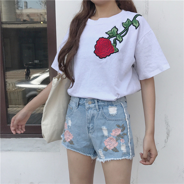 Μοντέρνο και γλυκό σορτς κυρίες σε φωτεινά χρώματα με κέντημα λουλούδια