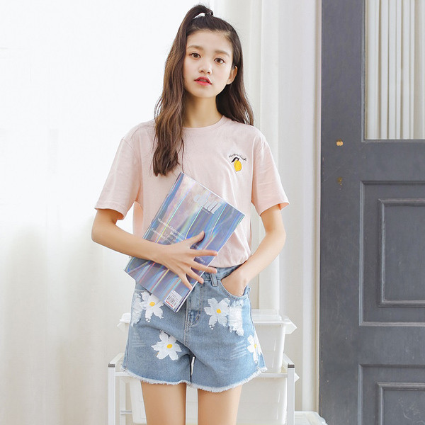 Μοντέρνα και μεγάλη κυρίες παντελόνι με κέντημα λουλούδια και υψηλής μεσάτο