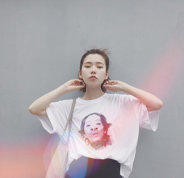 Κομψό κυρίες μπλούζα σε λευκό και με φαρδιά μανίκια 3/4