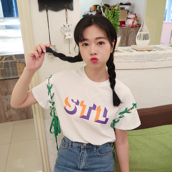 Κομψό κυρίες μπλούζα κατάλληλη για καθημερινή σχέσεις με την επιγραφή