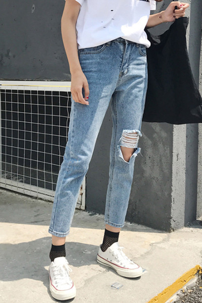 Σύγχρονα γυναικεία τζην σχισμένα στο γόνατο σε μπλε, ψηλή μέση