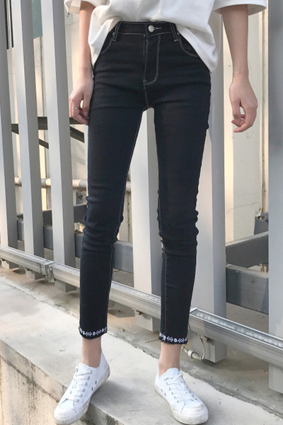 Κομψά γυναικεία τζιν σε μαύρο χρώμα με λευκό κέντημα