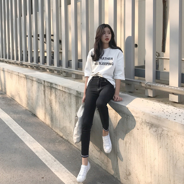 Κομψά γυναικεία τζιν σε μαύρο χρώμα με λευκό κέντημα