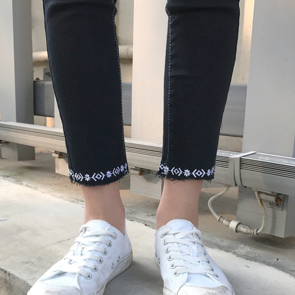 Κομψά γυναικεία τζιν σε μαύρο χρώμα με λευκό κέντημα