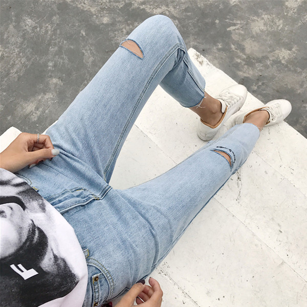 Άνετα γυναικεία τζιν με σχισμένα στοιχεία 