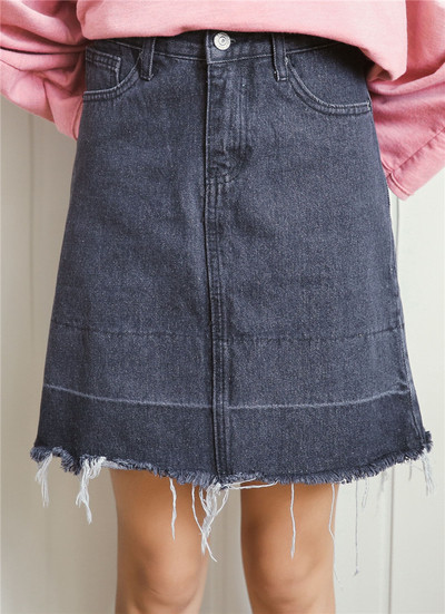 Σύγχρονη κυρίες φούστα με μια υψηλή μέση, ελαφρώς σχισμένο σε σκούρο γκρι χρώμα