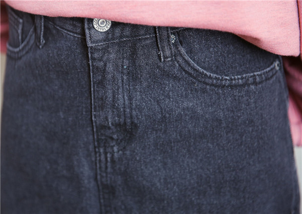 Σύγχρονη κυρίες φούστα με μια υψηλή μέση, ελαφρώς σχισμένο σε σκούρο γκρι χρώμα