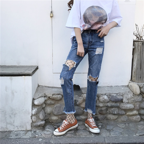 Μοντέρνα γυναικεία τζιν Boyfriend σε μπλε χρώμα και ραγισμένα