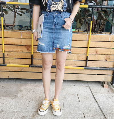 Τα δικαιώματα των γυναικών σε μπλε φούστα με ψηλή μέση και ελαφρώς σχισμένο