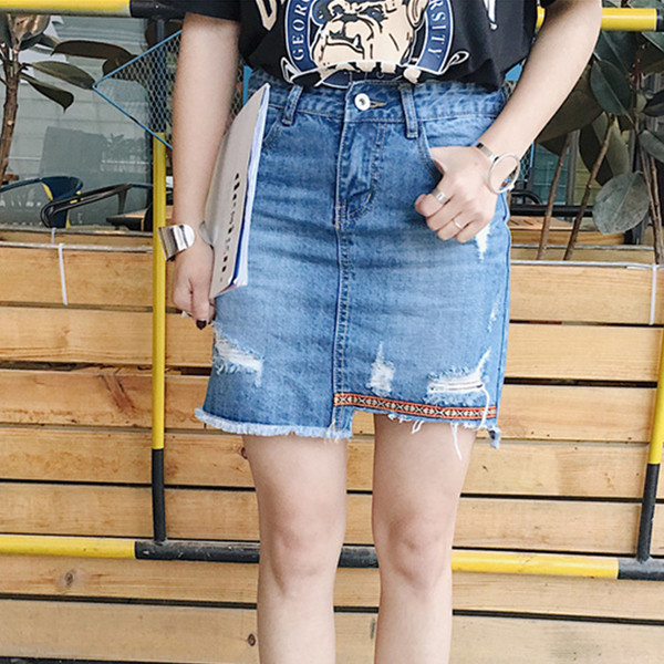 Τα δικαιώματα των γυναικών σε μπλε φούστα με ψηλή μέση και ελαφρώς σχισμένο