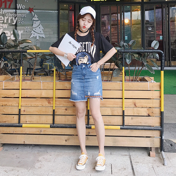 Τα δικαιώματα των γυναικών σε μπλε φούστα με ψηλή μέση και ελαφρώς σχισμένο