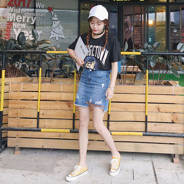 Τα δικαιώματα των γυναικών σε μπλε φούστα με ψηλή μέση και ελαφρώς σχισμένο