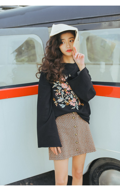 μπλούζα Κομψή γυναικεία σε μαύρο χρώμα με μακριά μανίκια και κέντημα