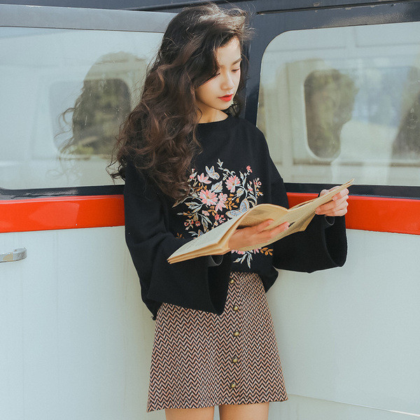 μπλούζα Κομψή γυναικεία σε μαύρο χρώμα με μακριά μανίκια και κέντημα