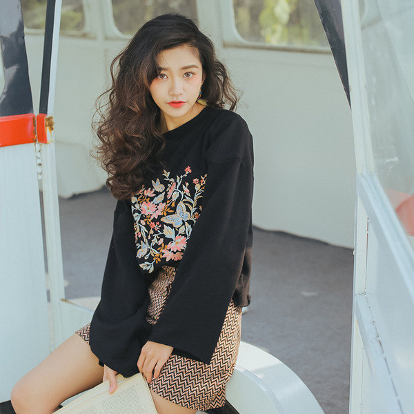 μπλούζα Κομψή γυναικεία σε μαύρο χρώμα με μακριά μανίκια και κέντημα