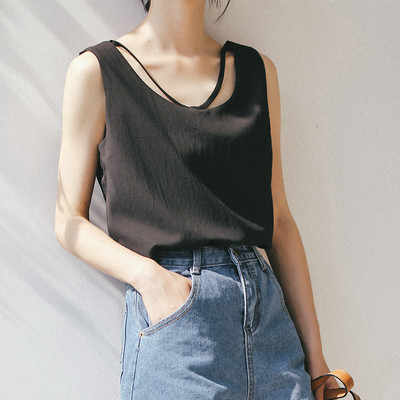 Κομψή και κομψό κυρίες ελεύθερη κορυφή της δεξαμενής σε λευκό και μαύρο, γυμνό ντεκολτέ