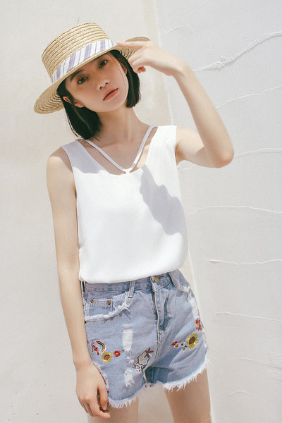 Κομψή και κομψό κυρίες ελεύθερη κορυφή της δεξαμενής σε λευκό και μαύρο, γυμνό ντεκολτέ