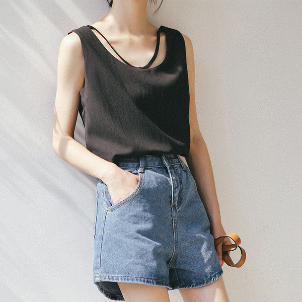 Κομψή και κομψό κυρίες ελεύθερη κορυφή της δεξαμενής σε λευκό και μαύρο, γυμνό ντεκολτέ