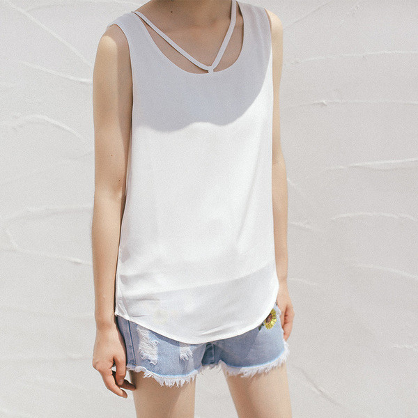 Κομψή και κομψό κυρίες ελεύθερη κορυφή της δεξαμενής σε λευκό και μαύρο, γυμνό ντεκολτέ