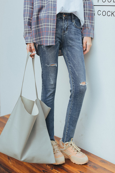 Γυναικεία τζιν  λεπτού τύπου, ελαφρώς σχισμένο σε μπλε χρώμα