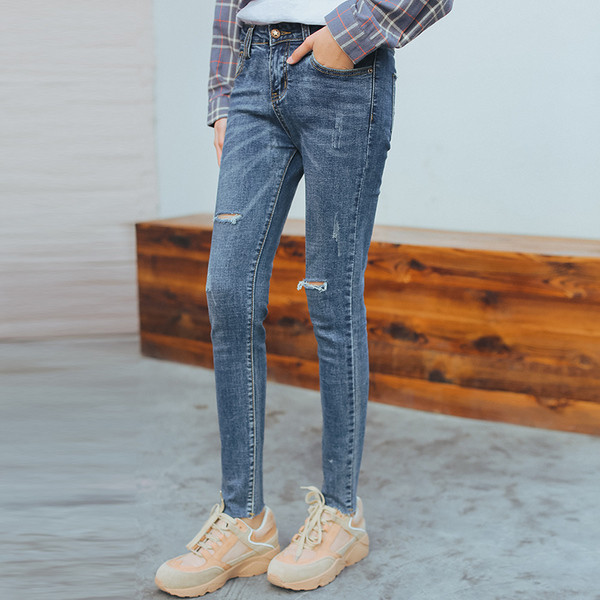 Γυναικεία τζιν  λεπτού τύπου, ελαφρώς σχισμένο σε μπλε χρώμα