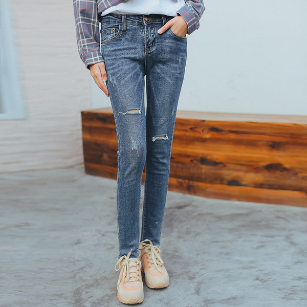 Γυναικεία τζιν  λεπτού τύπου, ελαφρώς σχισμένο σε μπλε χρώμα