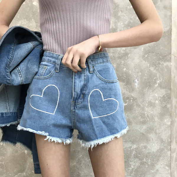 σορτς σύγχρονες γυναίκες είναι διακοσμημένα με την καρδιά και υψηλή μέση