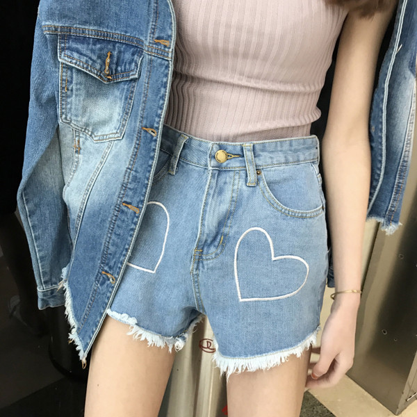 σορτς σύγχρονες γυναίκες είναι διακοσμημένα με την καρδιά και υψηλή μέση